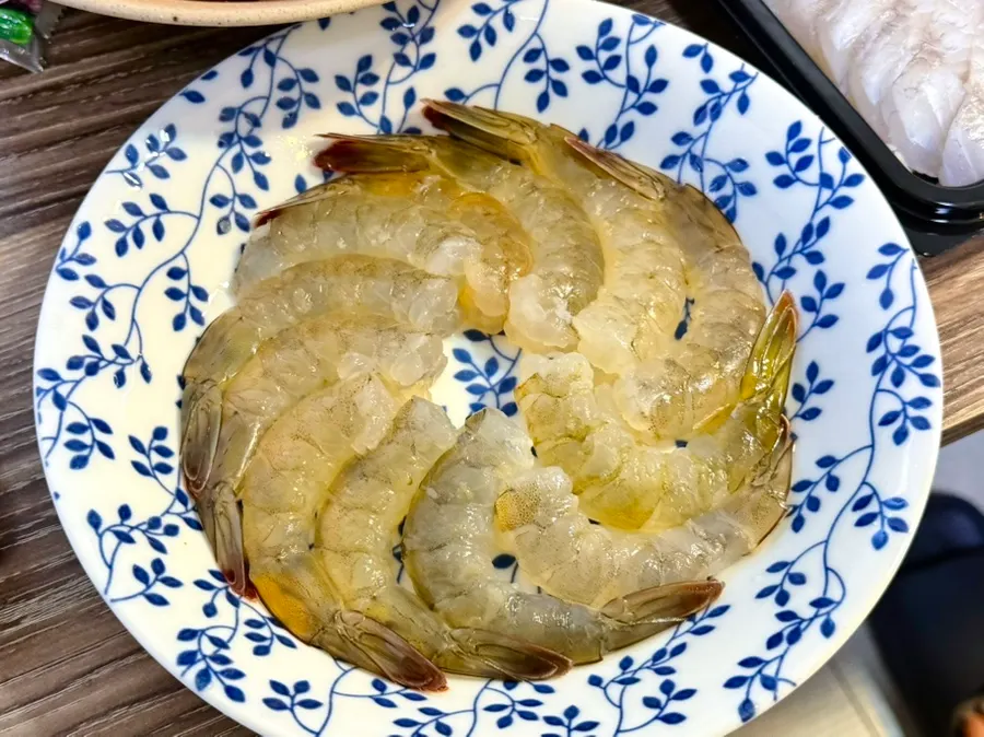 1kg of raw shrimp delivered in a packed bag
