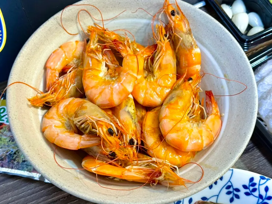 Peeled raw shrimp sashimi served with vinegared gochujang sauce
