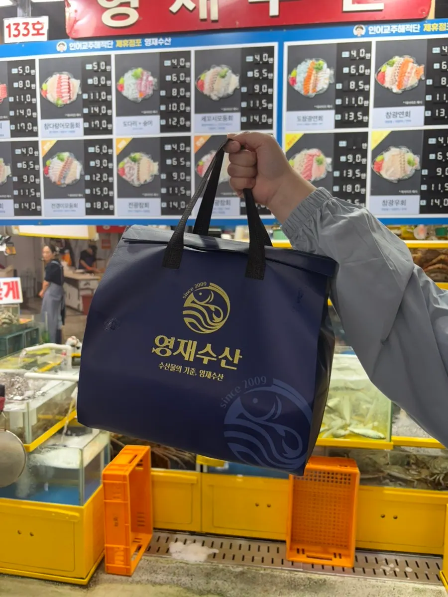 손질 중인 회 포장 준비 모습