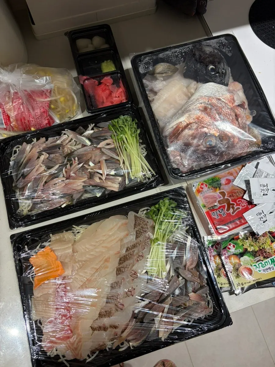 보냉백 위에 올려진 큰 아이스팩