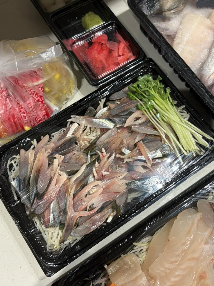 콩나물과 매운탕 양념이 함께 담긴 포장