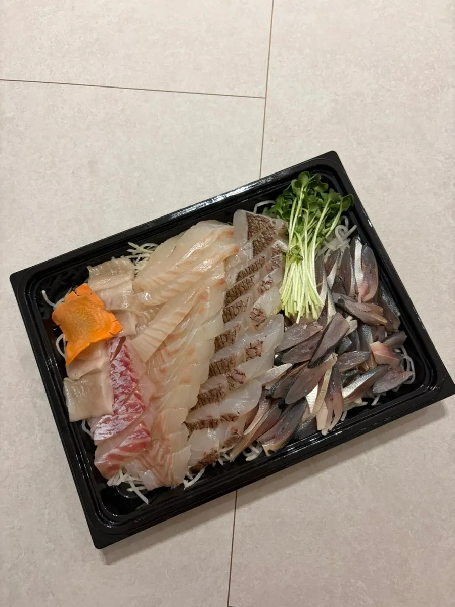 랩과 뚜껑으로 밀봉된 회 포장 용기