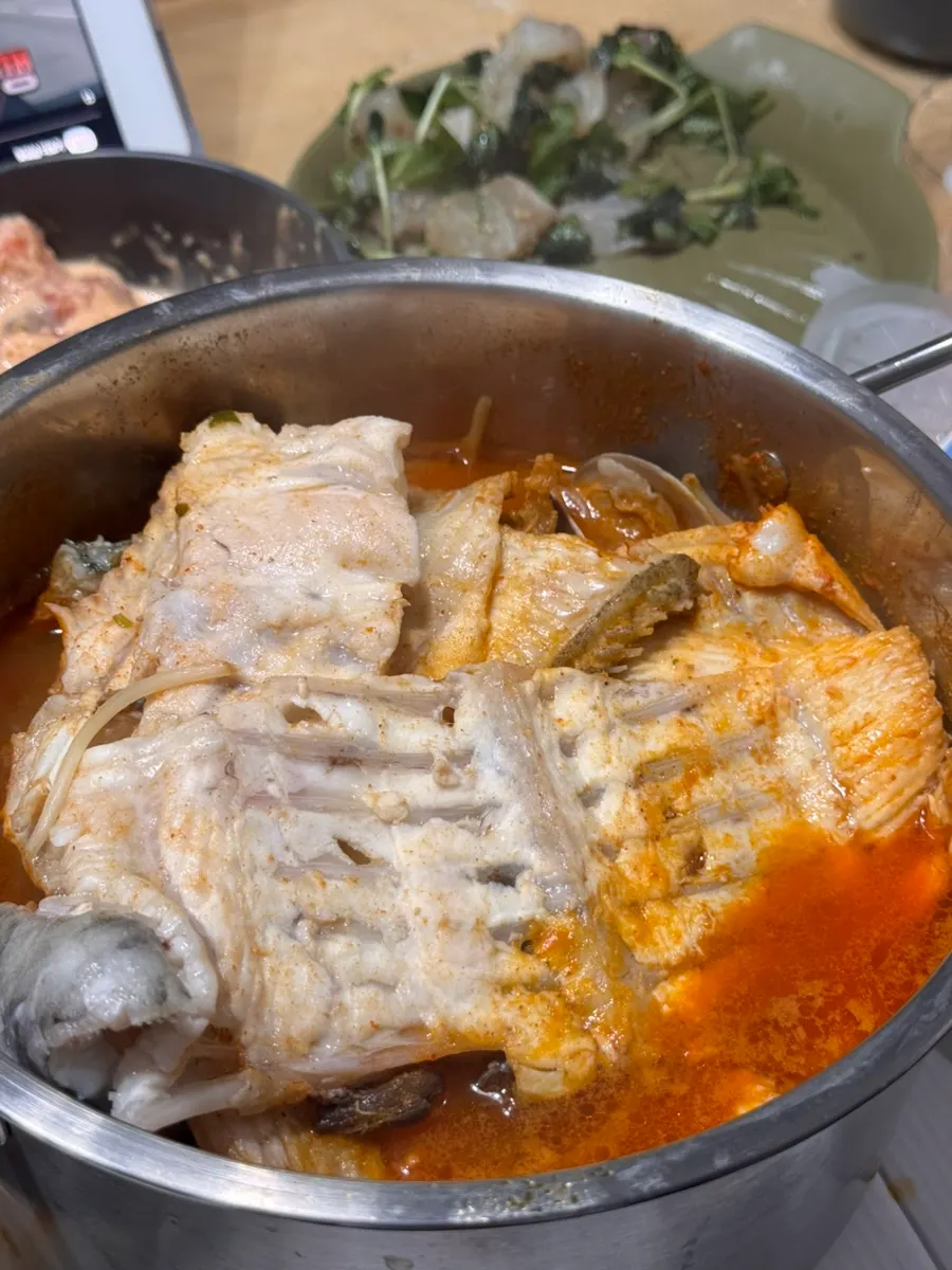 생선 대가리와 조개 매운탕 재료