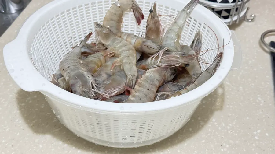 손질 전 생새우회 구성