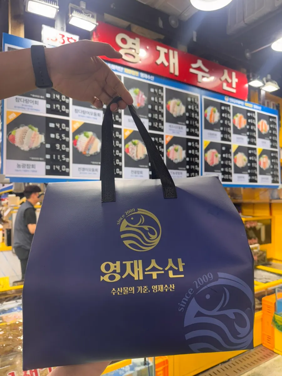 깔끔하게 담긴 회 포장 구성