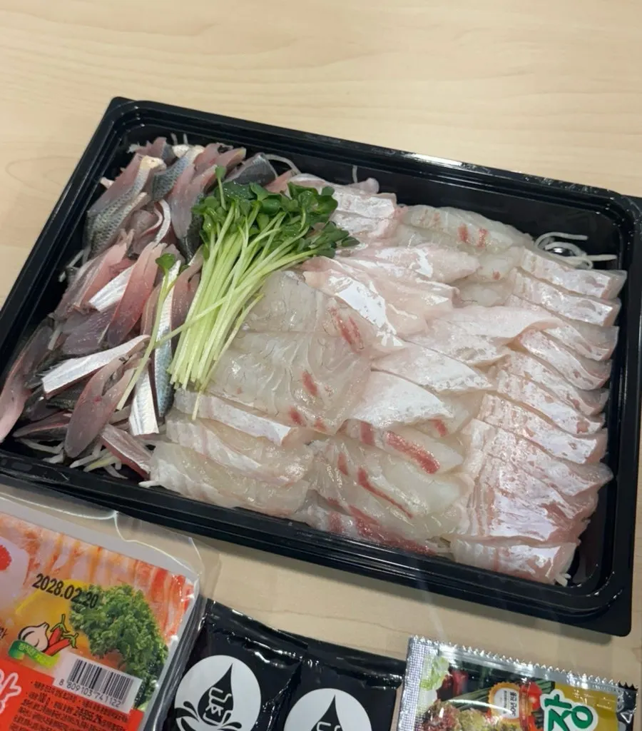 은빛 껍질이 보이는 가을 전어회