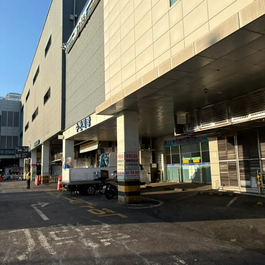 Side gate entrance to Garak Mall near the Family Town bus stop