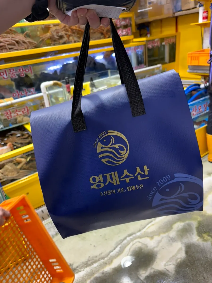 Takeout shopping bag with the Yeongjae Susan logo