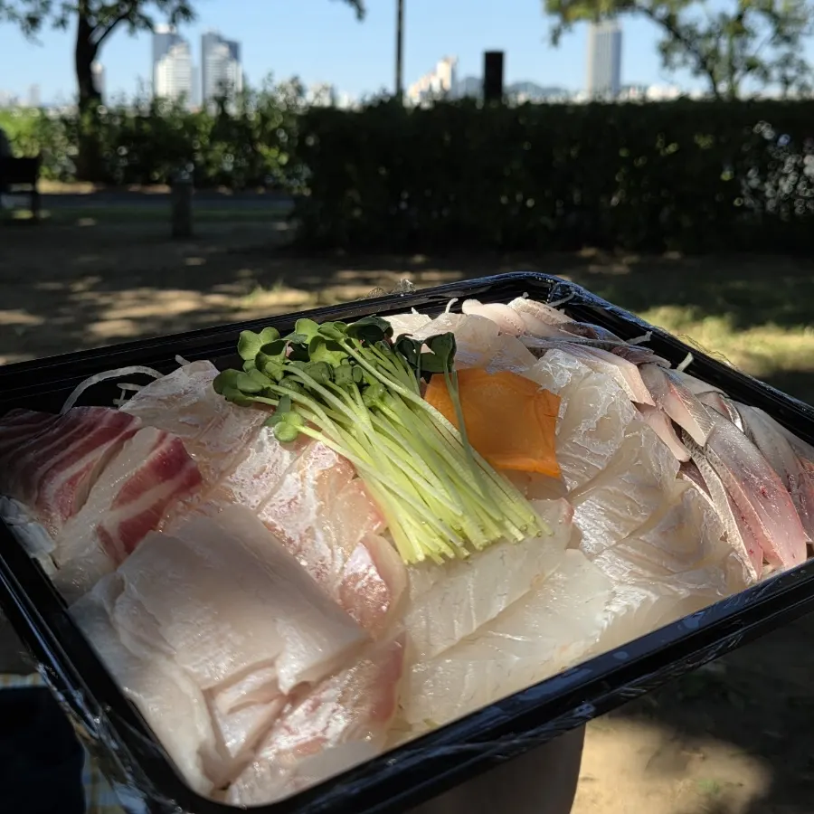 야외에서 먹는 전광참회 접시