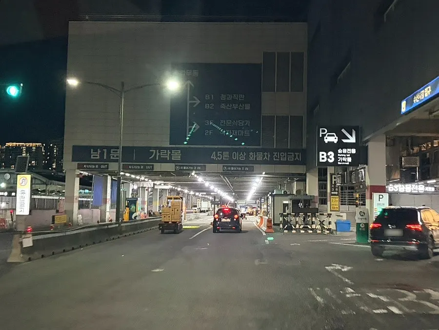 可樂購物中心南1門停車場入口指引
