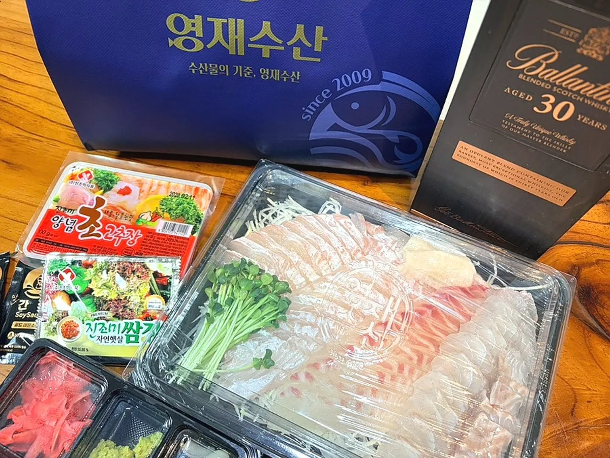 大鱸魚大比目魚大真鯛拼盤生魚片擺盤