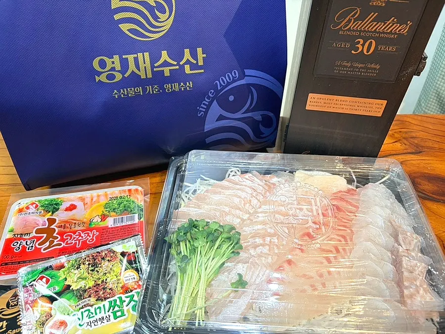 與醋辣醬、包飯醬、芥末一起擺放的生魚片