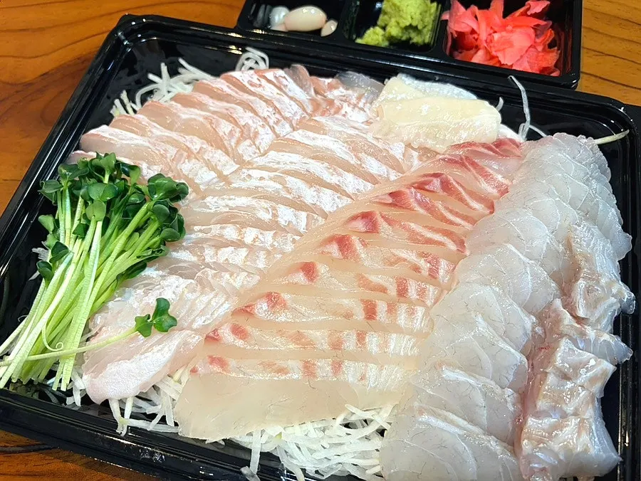 切得厚實的生魚片特寫