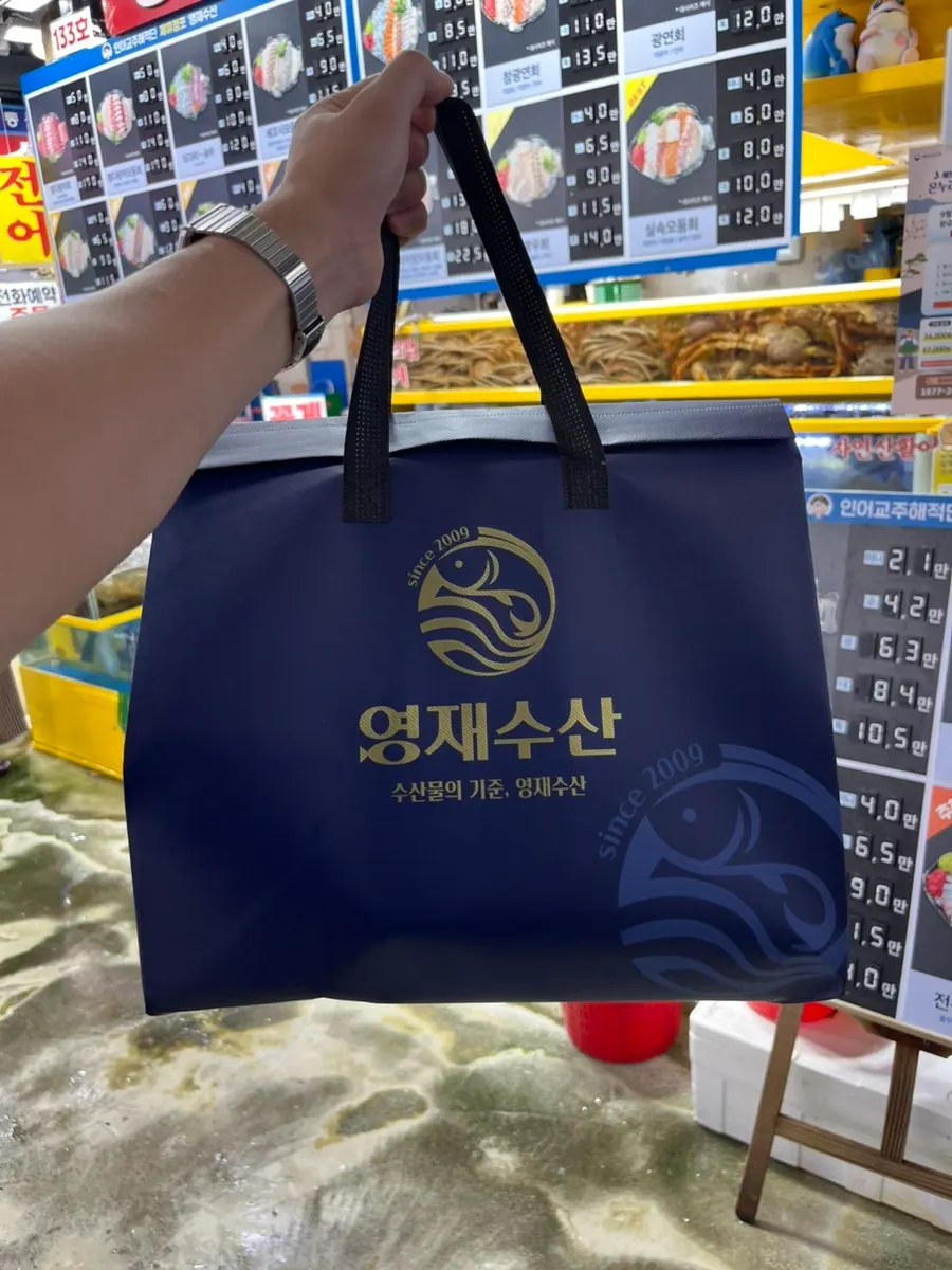 포장된 회와 해산물 봉투