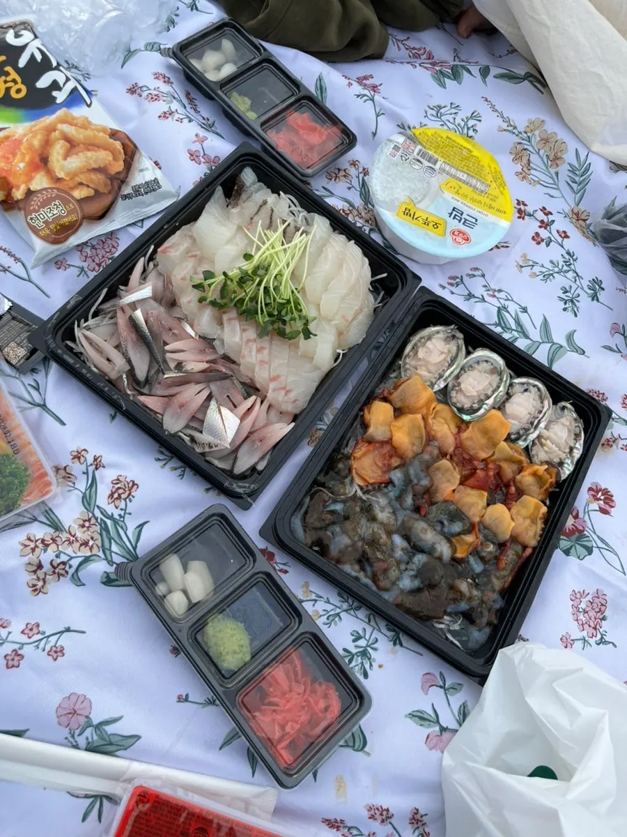 올림픽공원에 펼친 모둠회와 해산물 포장