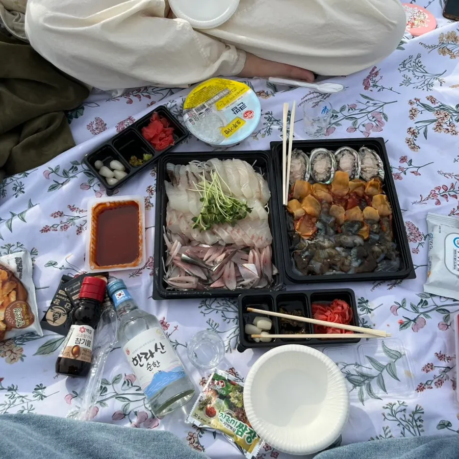 참기름과 햇반을 곁들인 회크닉 상차림