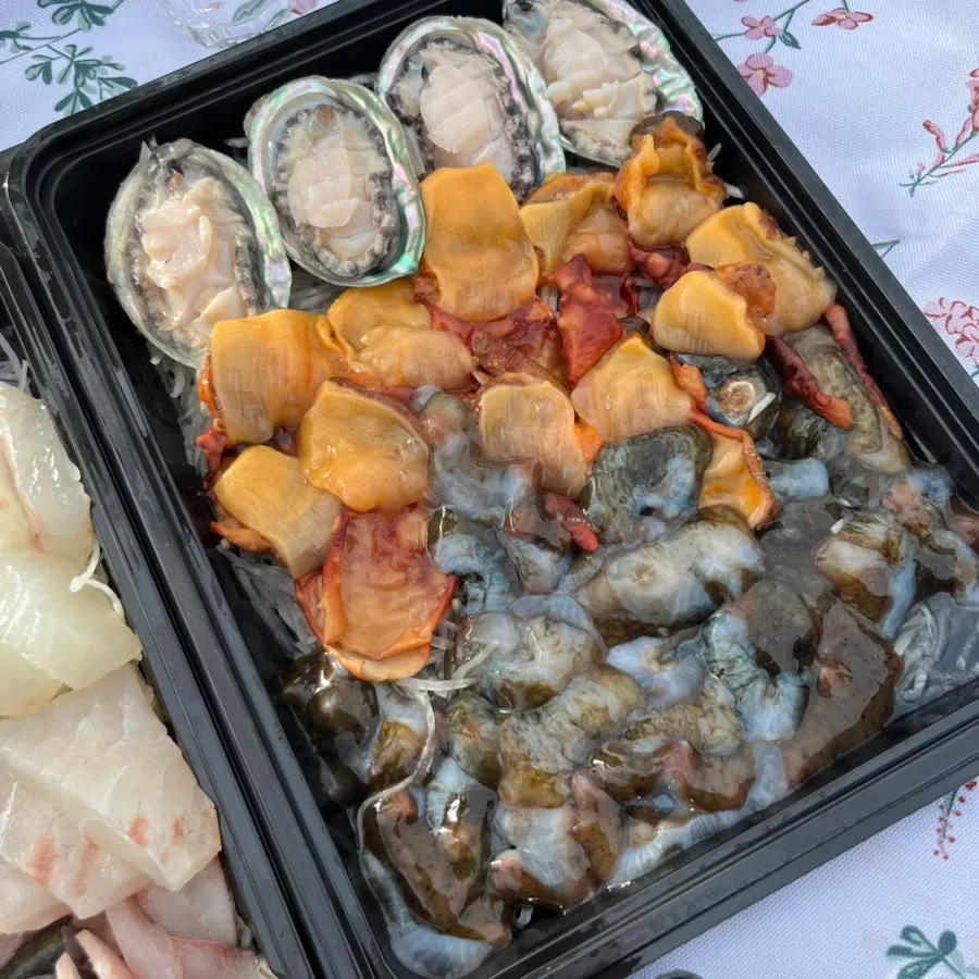 두툼하게 썬 대광어회 한 점