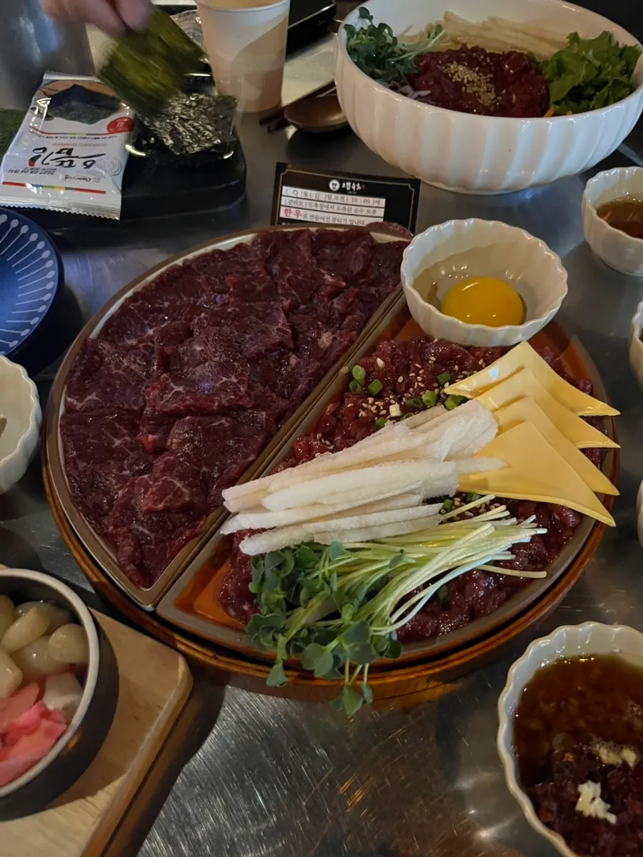 저녁에 찾은 잠실새내 육회집 상차림