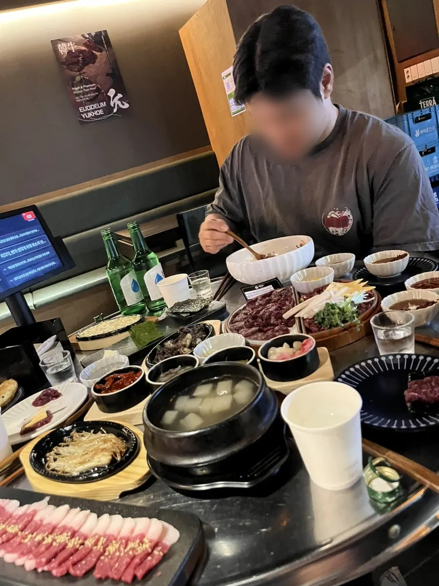 육회집 테이블 전체 상차림