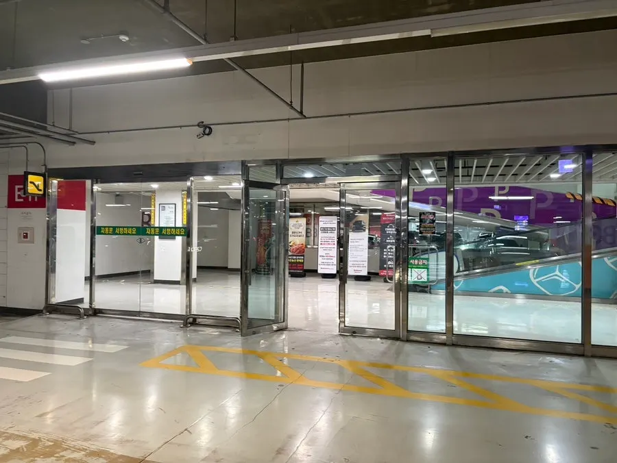 가락시장 가락몰 회 포장 방문 장면