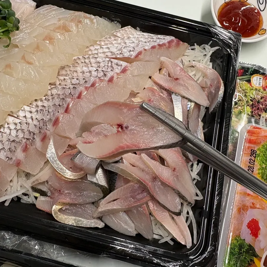 고소한 맛이 올라온 전어회 한 점