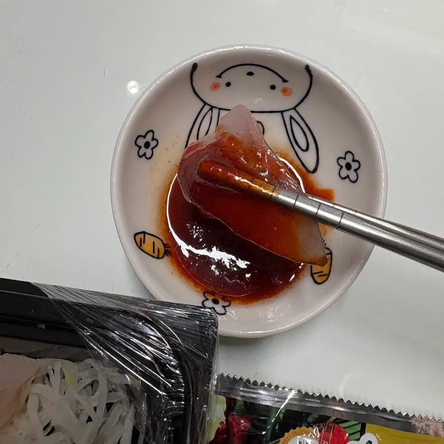 씹을수록 맛이 나는 전어회 클로즈업
