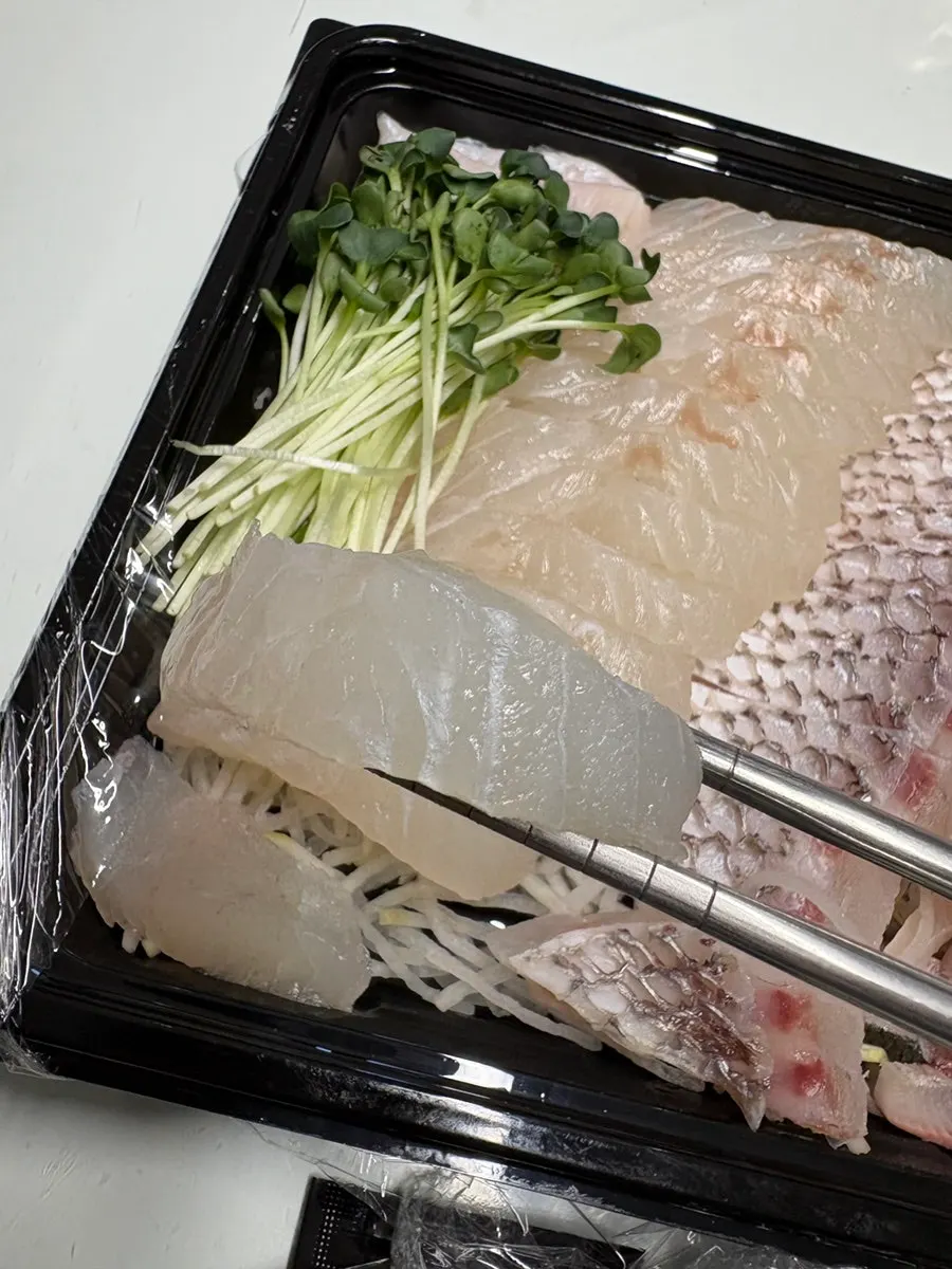 접시에 담긴 전어회 세로 컷