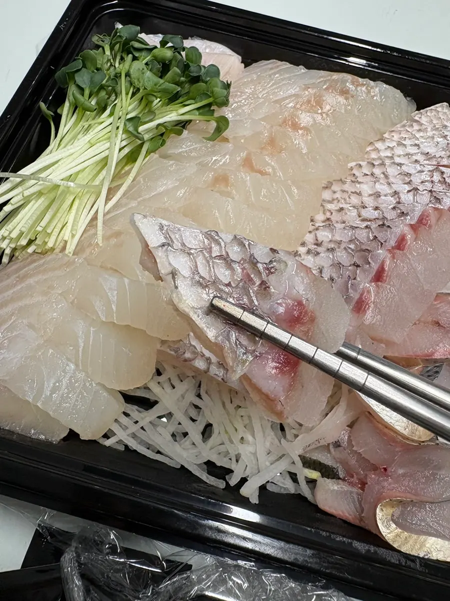 탄탄한 살의 광어회 접시
