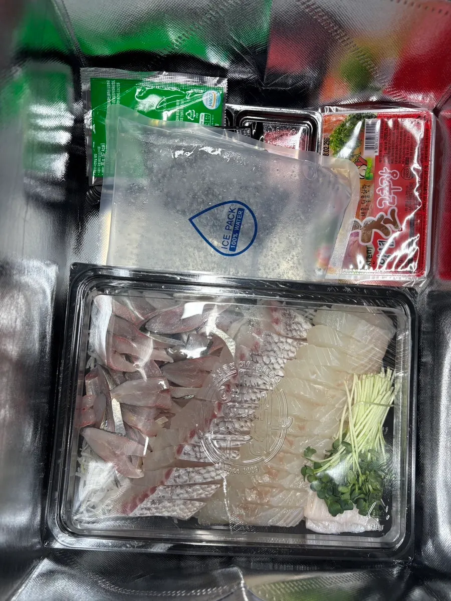 세 가지 회를 나눠 담은 집 상차림