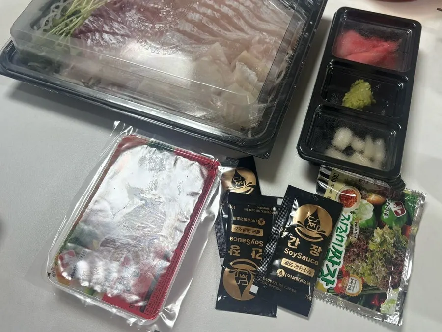 Cooler bag with an ice pack for the takeaway sashimi