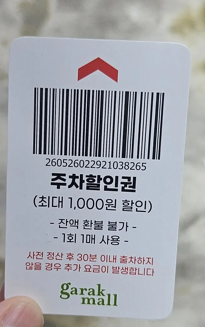 Navy cold bag with Yeongjae Susan's logo