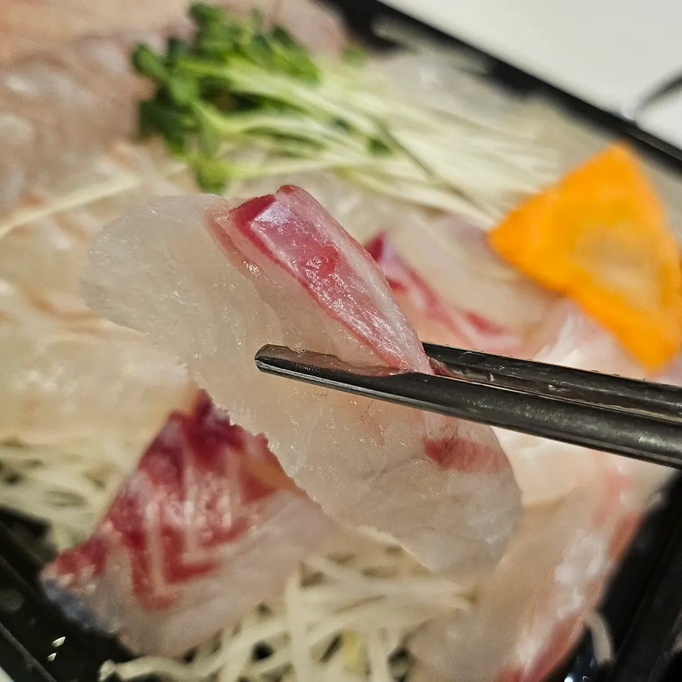 Thickly sliced sea bass, flounder and red seabream sashimi