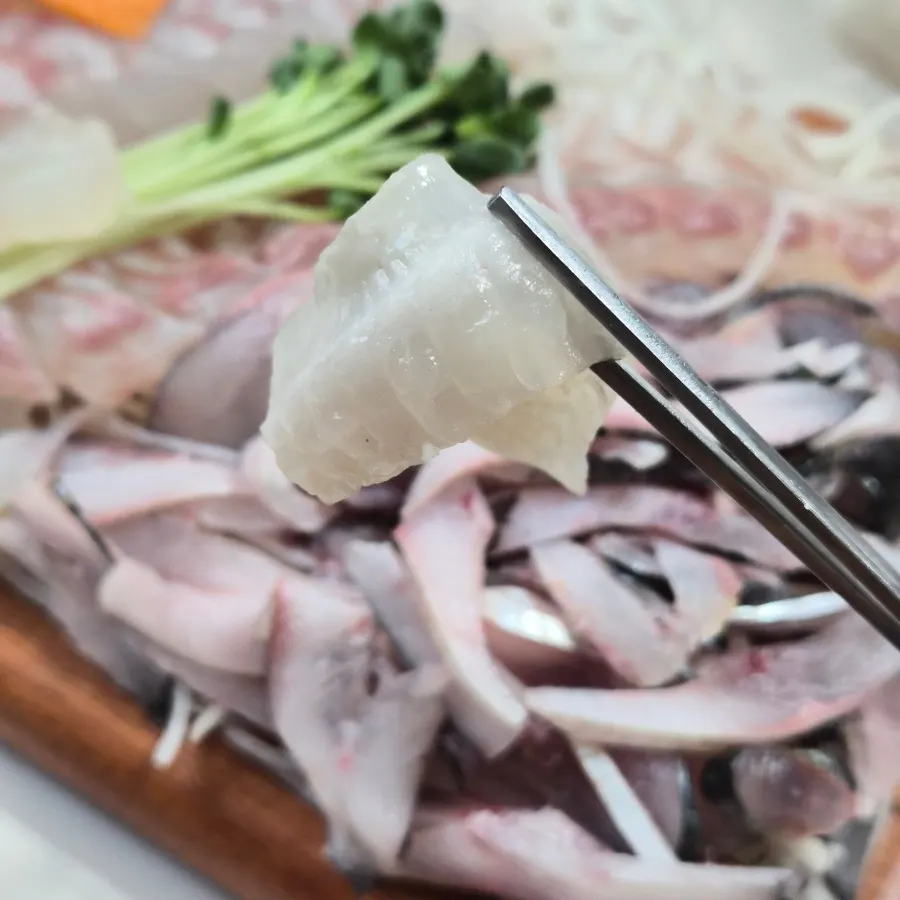 A plate alternating between gizzard shad and flounder sashimi