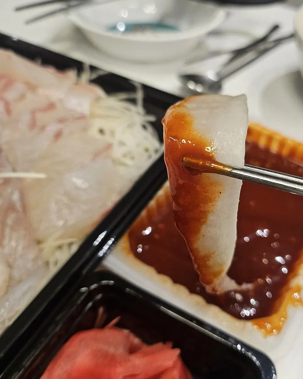 Sashimi dipped in vinegar-chili sauce