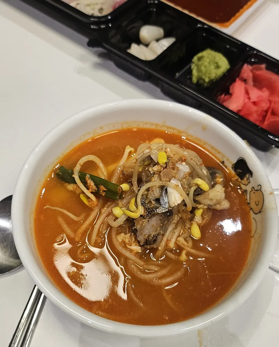 Fish bones and bean sprouts in a pot