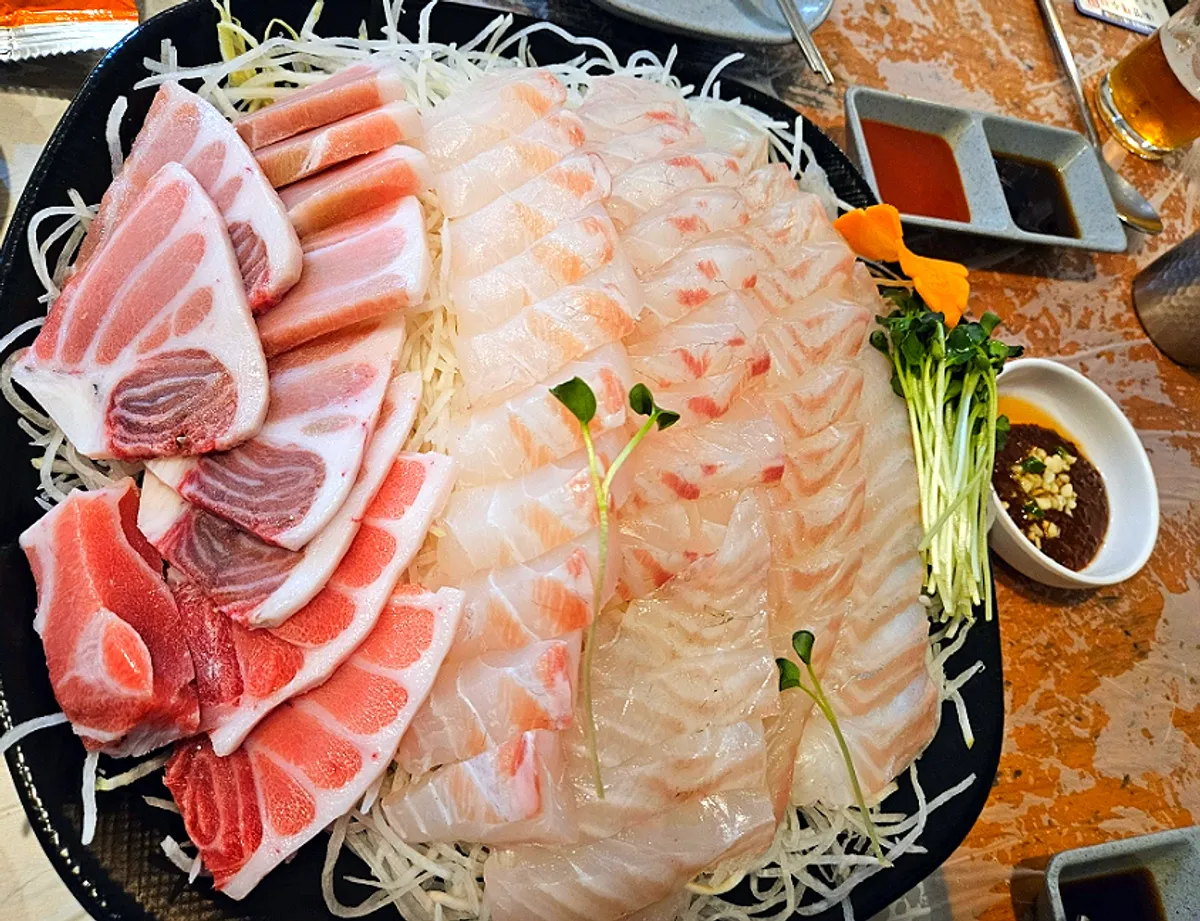 A plate of thickly sliced mingnonggwangcham-hoe (small)