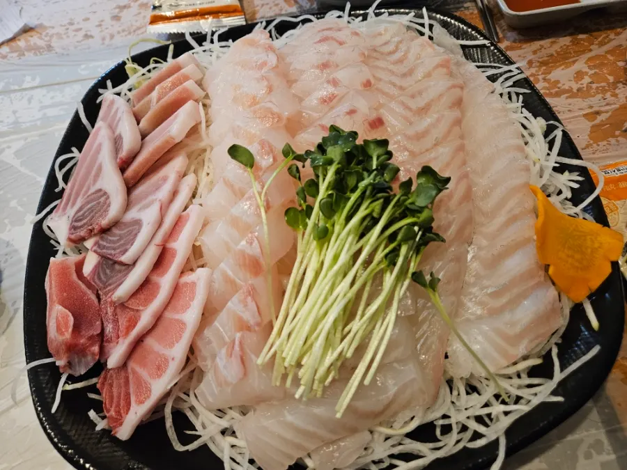 Assorted sashimi platter with four kinds of white fish and tuna
