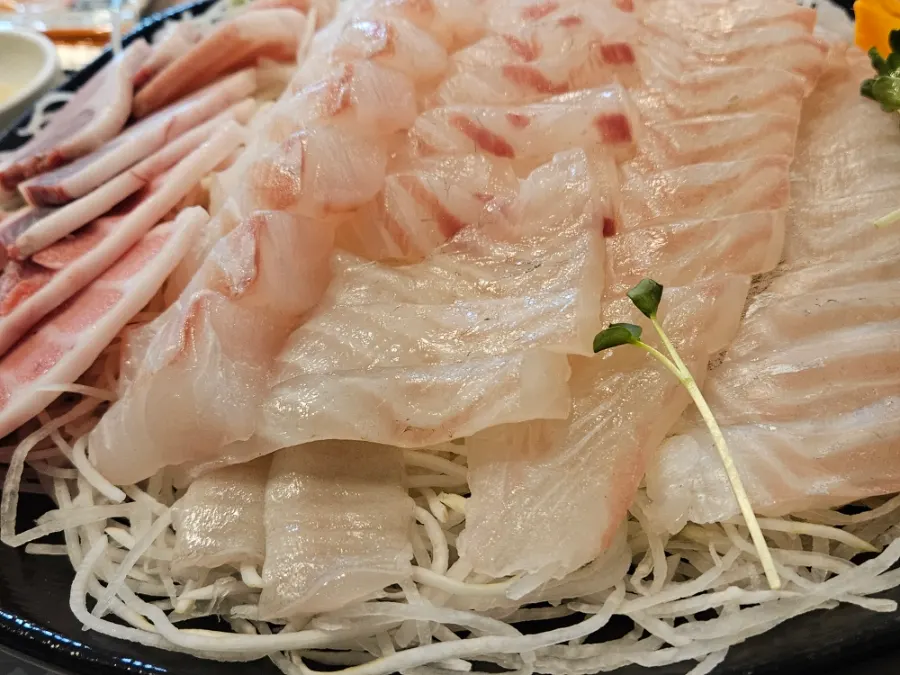 Sashimi wrap in lettuce with garlic and makjang