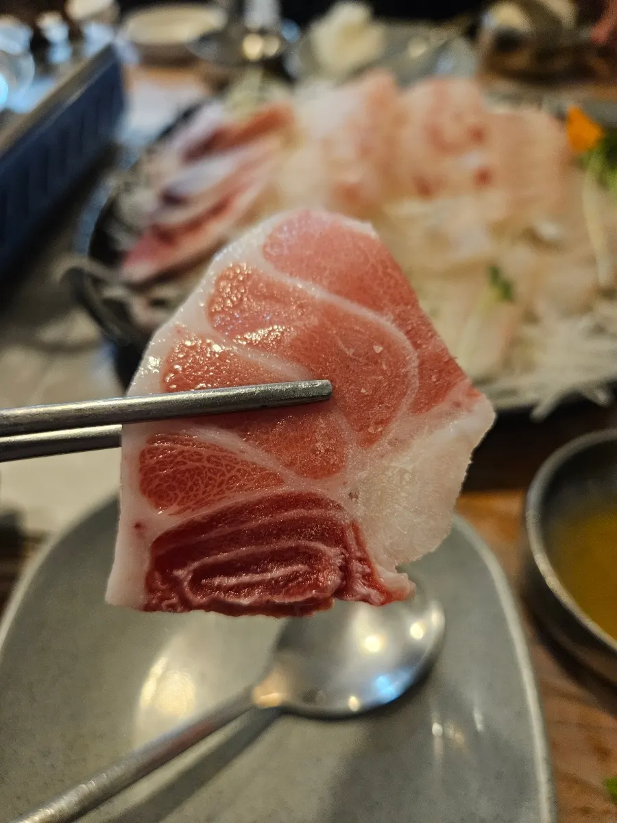 Tuna sashimi served with seaweed