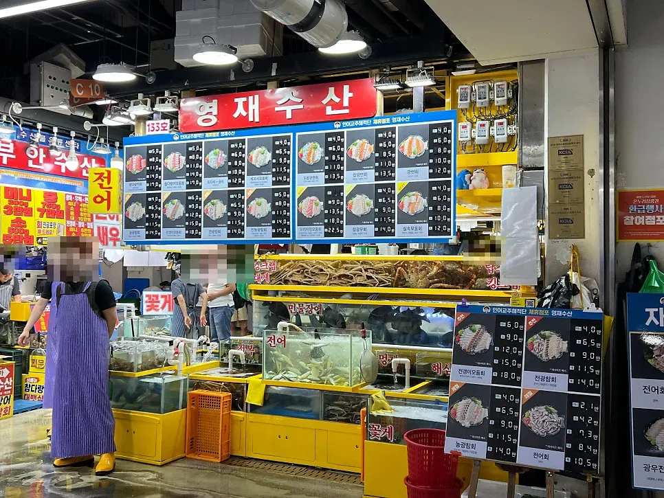 통로에서 보이는 영재수산 빨간 간판