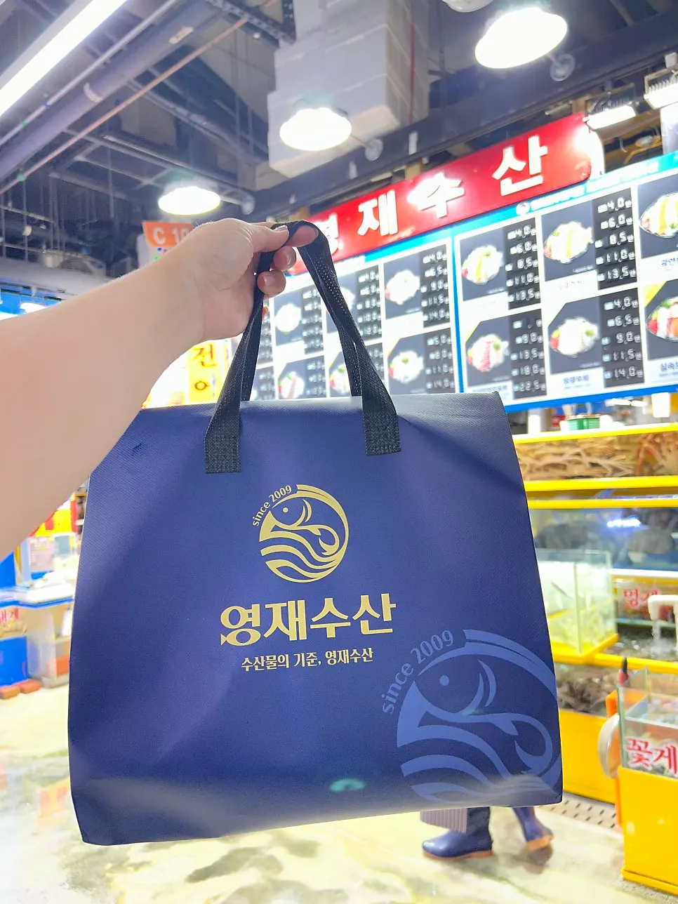 아이스팩을 넣어 포장한 회 보냉백