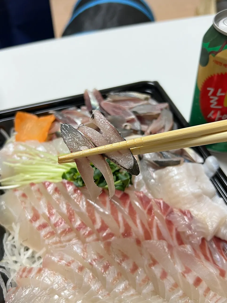 껍질이 붙은 가을 전어회 한 점