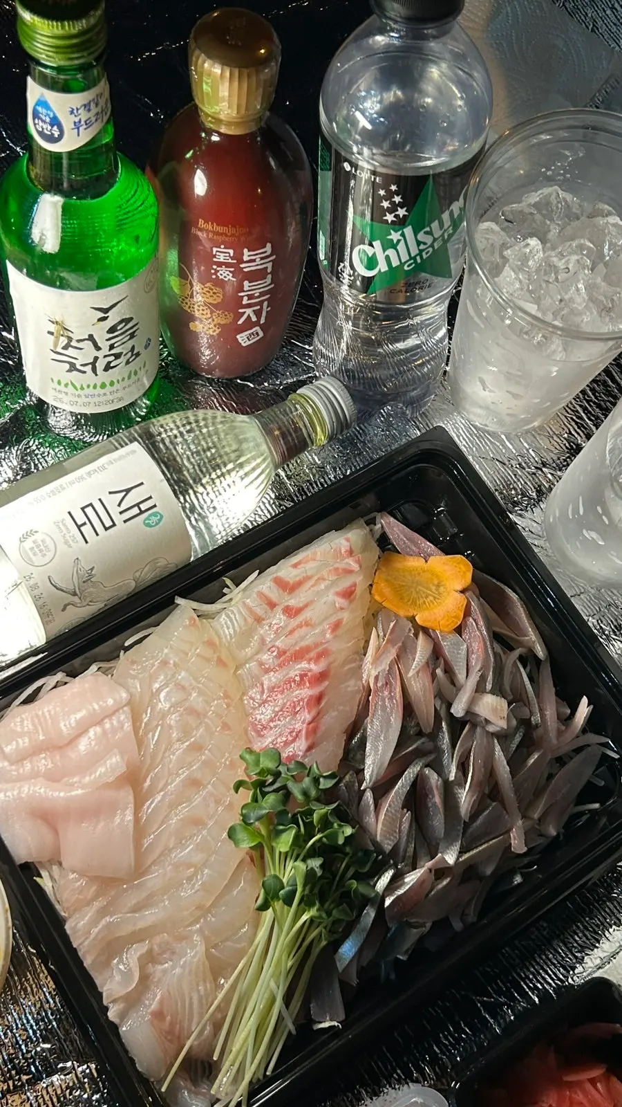 한강공원 돗자리에 세팅한 회크닉 상차림
