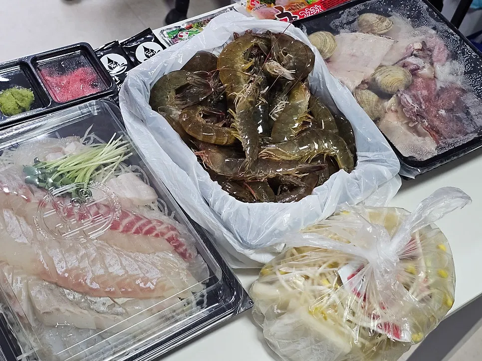 Packed 1kg of live shrimp