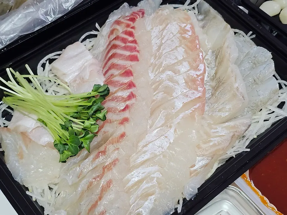 Small jamgwangwoehoe platter with red seabream, flounder, and rockfish