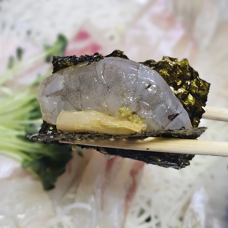 Seaweed wrap topped with live shrimp and aged kimchi