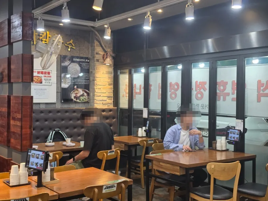 한양닭칼국수 본점 다양한 테이블 관련 사진