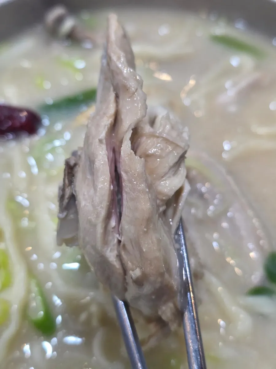 삼계칼국수의 닭고기와 찹쌀밥 관련 사진