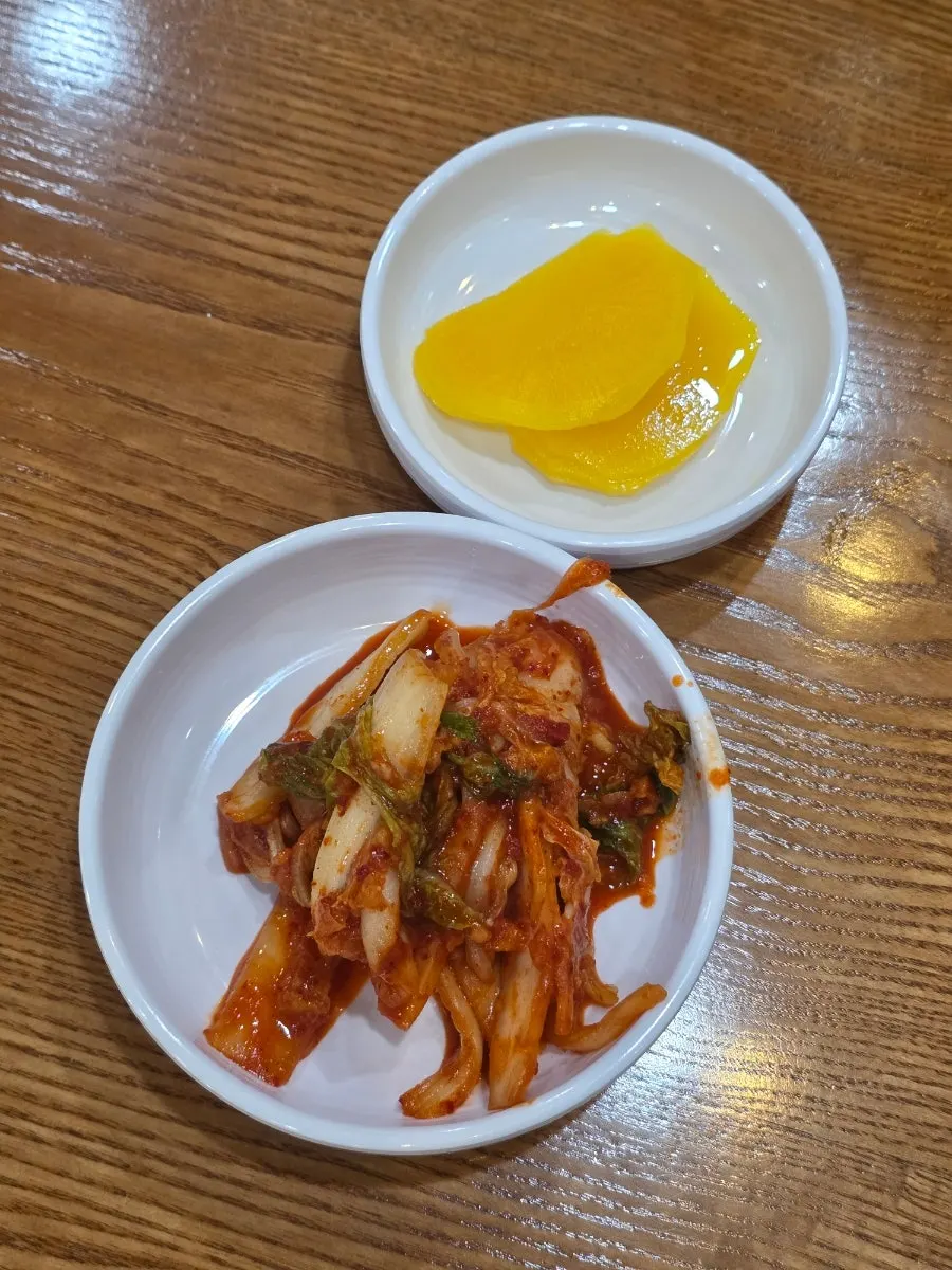 닭고기와 함께 먹는 김치 관련 사진