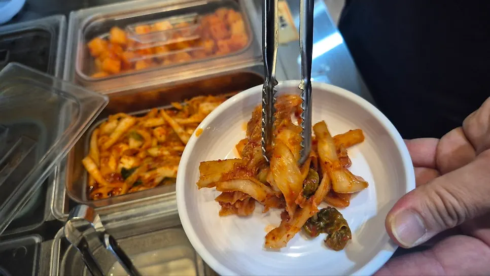 Interior of Hanyang Dak Kalguksu in Garak-dong